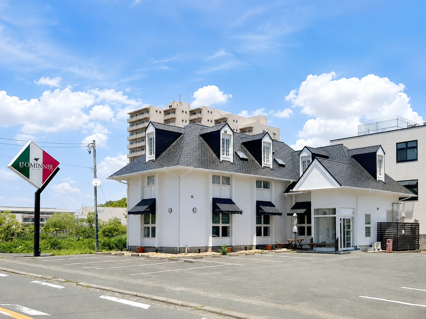 左側のLa OMINNIR看板と店舗外観