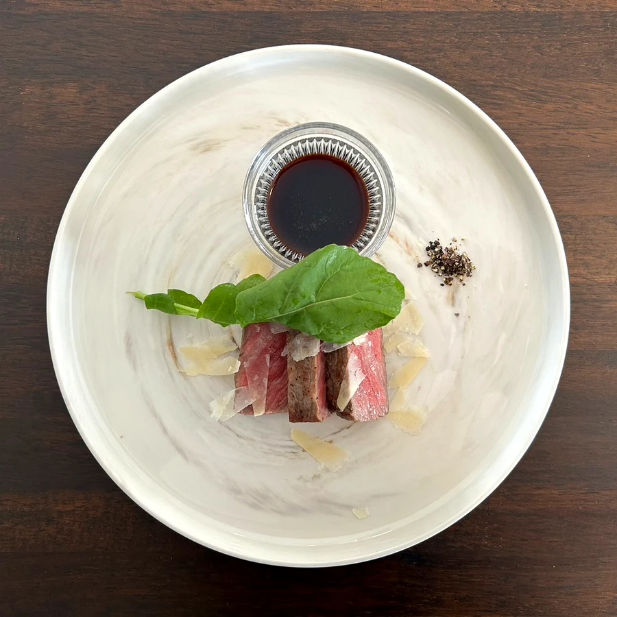 肉と野菜を盛り合わせた前菜