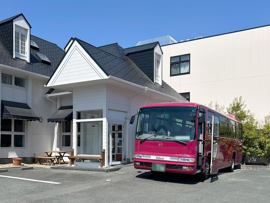 店舗前にマイクロバスが停車しているラ・オミニィールの様子